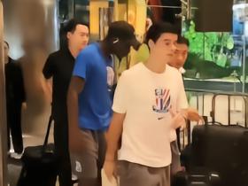 记者：申花队傍晚飞抵重庆客场，刘诚宇出现在出征队伍中