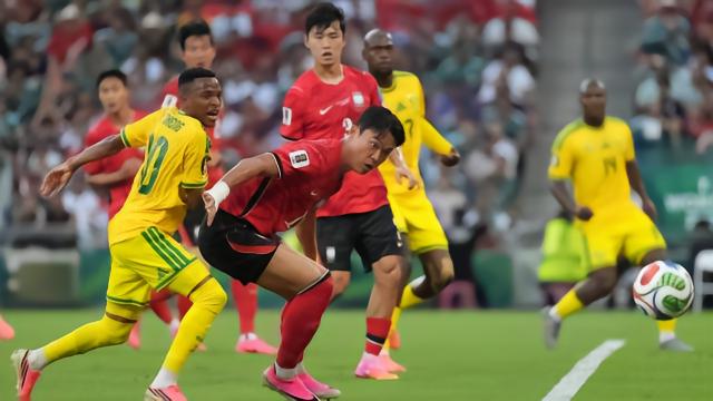 半场战报：南非0-0韩国，马克戈帕错失良机，金承奎救险