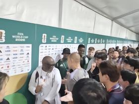 南非球员穿过混采区时大声高歌，音量过大引发韩国球员不满