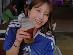 身穿日本队球衣，日本女艺人稻村亚美分享观看世界杯照片
