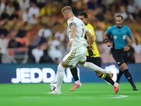 吉达联合调侃C罗：我就是这么学会偷看小抄的！？😂