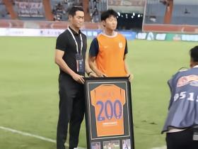 泰山队为高准翼举办中超200场里程碑纪念仪式，颁发纪念球衣