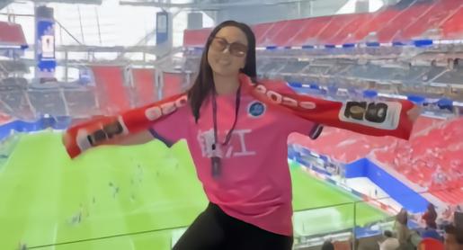中国女球迷穿“苏超”镇江球衣现场看世界杯：家乡自豪感强烈