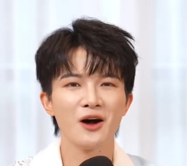 周深：第一次在足球赛事当中唱歌，很激动、很紧张