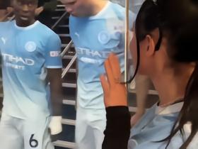 太阳报：成人电影演员违规穿曼城球衣，表示哈兰德是贝林男友