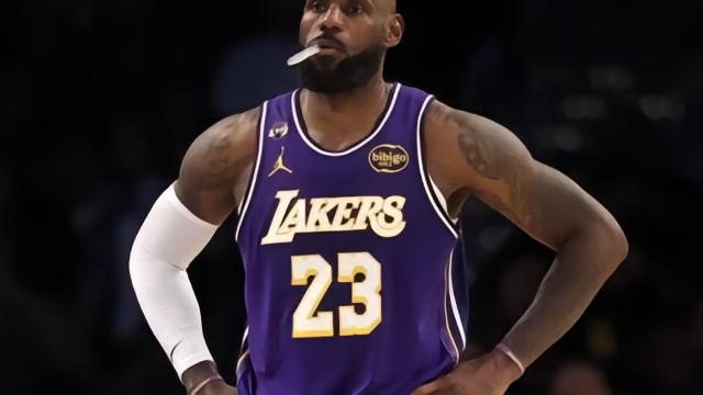 ESPN记者：湖人可能需要说服詹姆斯降薪续约，以帮助球队引援