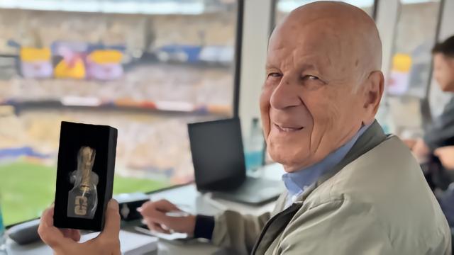 FIFA向88岁老记者送纪念品遭群嘲：这礼物网购只需8.99美元