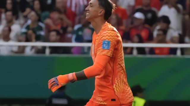 怎么又是你？穆斯莱拉离谱黄油手丢球，3场小组赛都有超巨失误