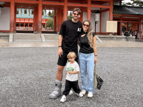 脚踝骨折，山东外援泽卡拄拐+穿保护靴在日本旅游