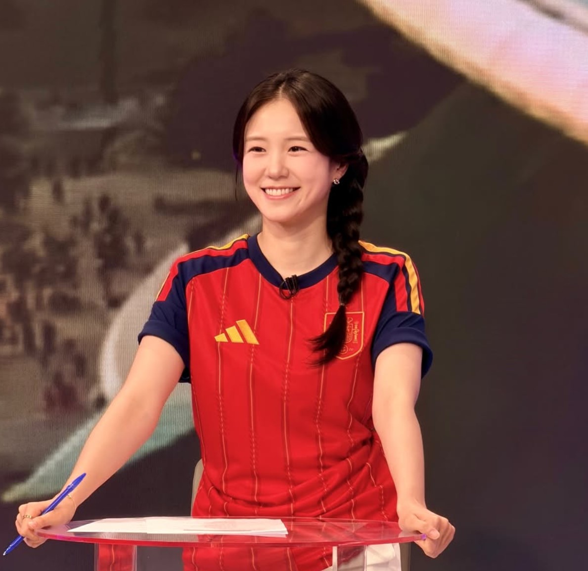 SBS主持人張叡元穿了西班牙球衣，帮助韩国队从西...