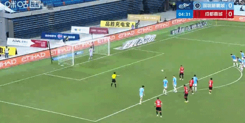 半场：成都1-0新鹏城，韦世豪点射，双方共5人染黄