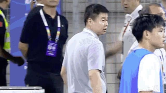 记者：于根伟因补时不足上前理论染红，萨尔瓦多尚未融入球队