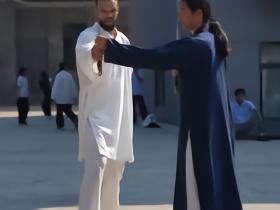 狄龙-布鲁克斯中国行：造访武当山学习剑棍；与李景亮练拳击