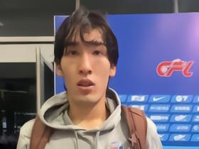 布尼亚明：我父亲以前也踢球；他现在状态很好，看起来像我哥