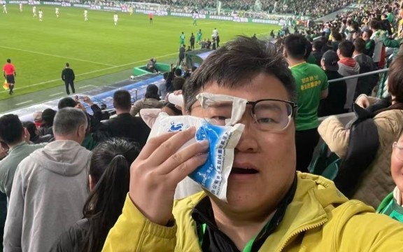 被皮球误伤的国安球迷：国安通知我去基地领签名球衣