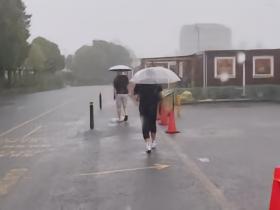 井盖变喷泉，名古屋遭遇创纪录暴雨，多处亚运场馆漏雨