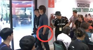洪明甫发布会后插兜离场，辞职道歉态度遭质疑