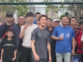 韦世豪现身徽青赛，现场为蚌埠队助威并与球迷们合影