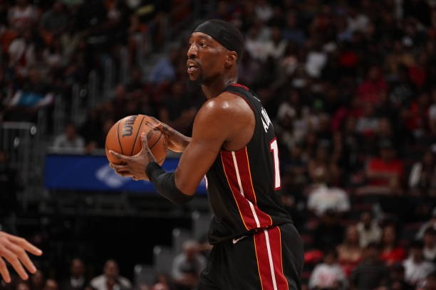 官方：阿德巴约下背部受伤，暂时退出比赛&回归成疑