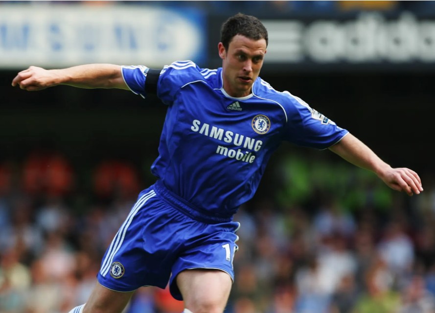 蓝军旧将布里奇在看台庆祝曼城赢球，他是曼城电视台团队一员