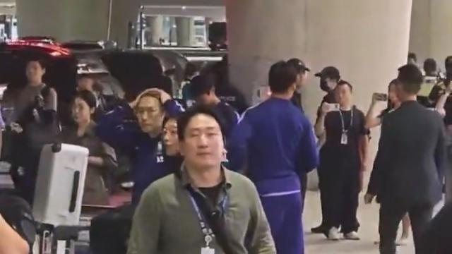 韩国球迷机场怒骂洪明甫：你这个婊子养的害韩国足球倒退30年