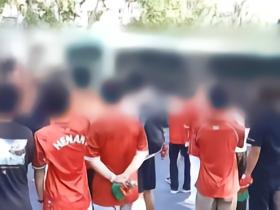 足球之夜记录河南vs成都赛前一幕：河南球迷追着一辆大巴车骂