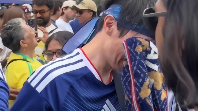 日本球迷输球后痛哭，巴西&墨西哥球迷上前安慰并将他抛向天空