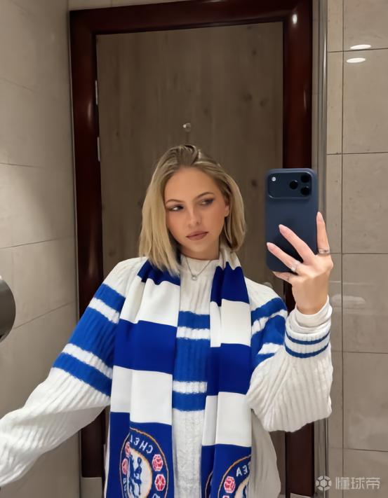 展示力量，穆德里克将女友举起做卧推