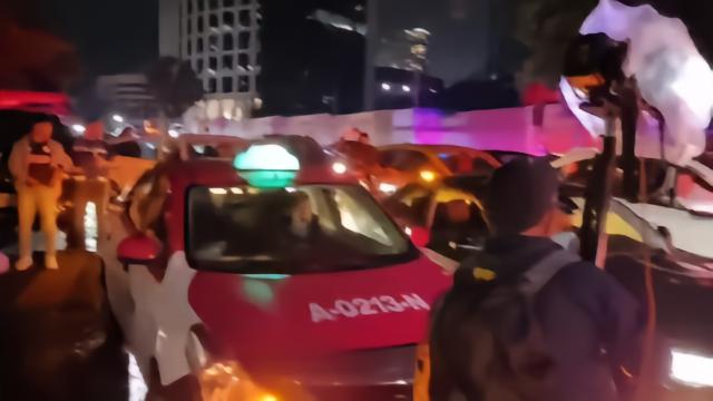 墨西哥球迷试图在酒店外制造噪音，不让厄瓜多尔球员睡觉