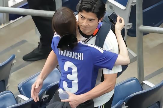 无缘16强，谷口彰悟赛后走上看台与妻子泉里香深情相拥