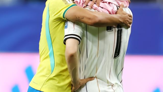 巴西淘汰日本赛后，库尼亚首先走向田中碧安慰致意