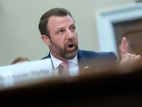 美国土安全部长：伊朗被淘汰后我高兴到跳舞，终于不用操心他们的签证了