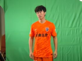 博主晒云南玉昆新援崔麒拍摄定妆照，身披玉昆35号球衣