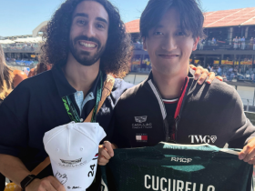 F1车手周冠宇晒与库库雷利亚的合影，两人交换了签名礼品