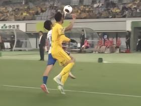 日媒：东京绿茵门将拳击解围吃黄牌
