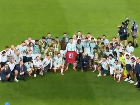 今天是若塔离世一周年，赛后葡萄牙全体人员和21号球衣合照