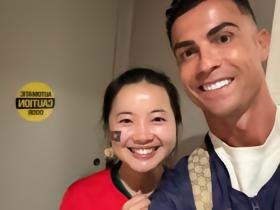 一中国女球迷在电梯间偶遇C罗，被单独拉到消防通道合影