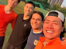 王大雷晒与郑铮等人训练场合影：笨鸟先飞呗，菜就提前练