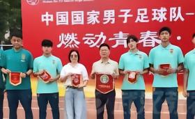 国足走进武汉23中推广校园足球，17岁小将赵松源寄语逐梦少年