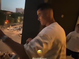 在阳台与球迷互动，达洛特调侃C罗：你现在像教皇一样，伙计