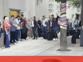C罗抵达下榻酒店，下车后向现场众人挥手致意