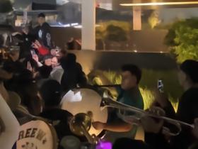 太阳报：墨西哥球迷带着烟花、全套乐队乐器围堵英格兰队酒店