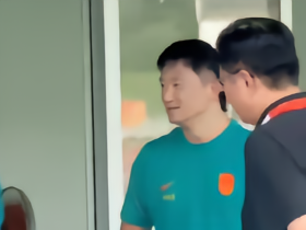 足协主席宋凯探班国足亚运队，对球队首战表现感到满意