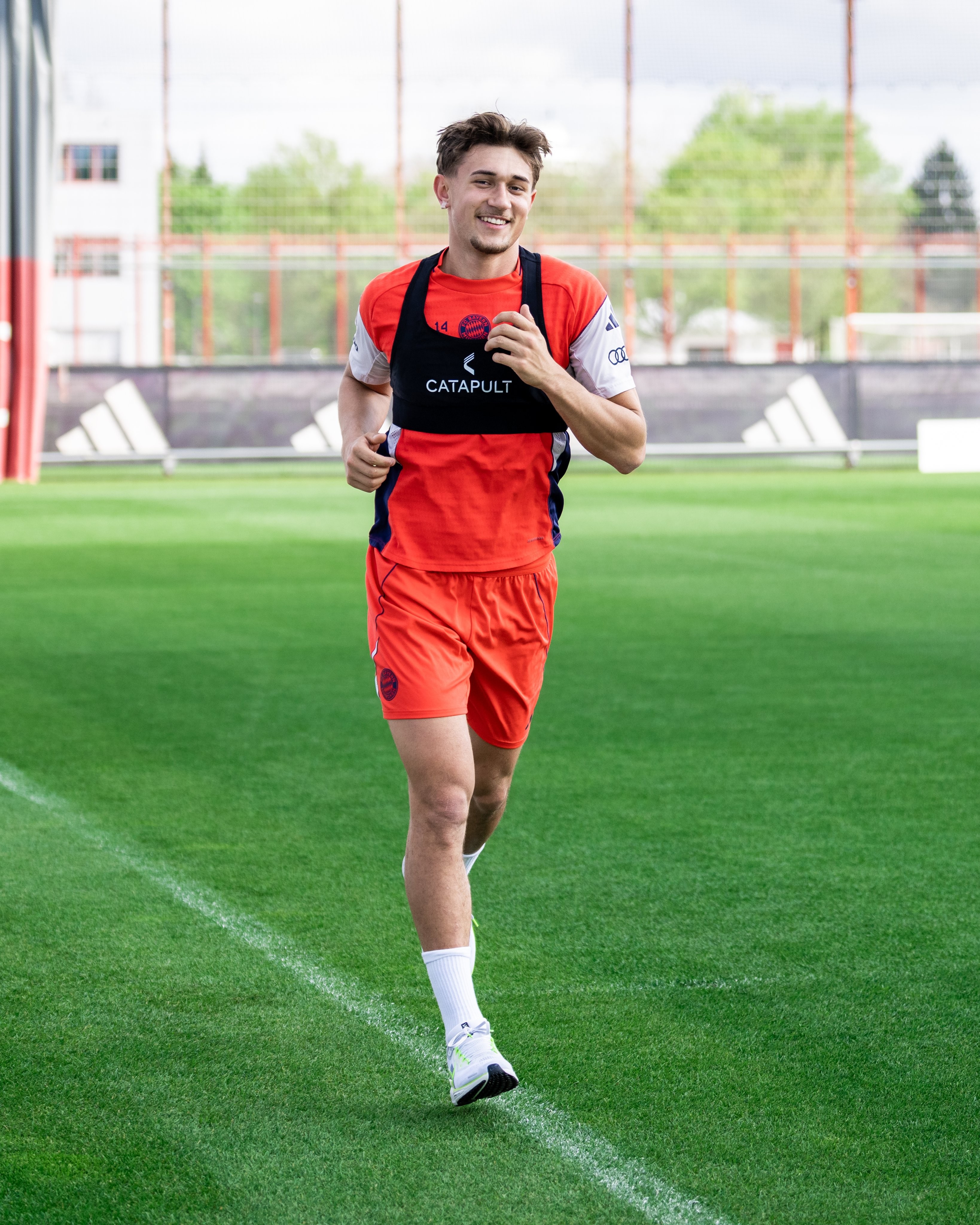 拜仁官方：比朔夫恢复跑步训练；此前球员遭遇小腿肌肉伤病