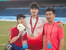 肇宸惟入选国青队，肇俊哲鼓励儿子：为国出征，少年继续向前