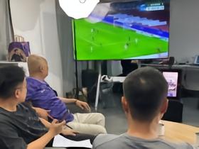 记者晒照：于根伟指导开播前，大家伙儿都在看浙江vs三镇比赛