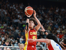首战大胜65分！中国女篮迎来开门红，杨舒予成唯一核心