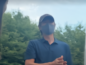 洪明甫在家门口本想拒绝采访，看到美女记者后又接受了采访