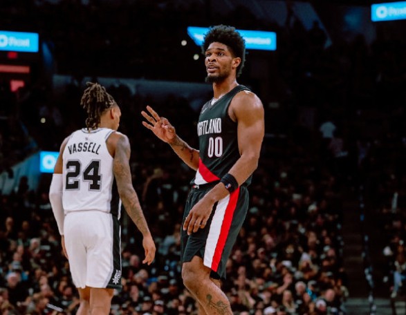 探花爆发，亨德森砍31分&助开拓者取队史季后赛在圣城首胜