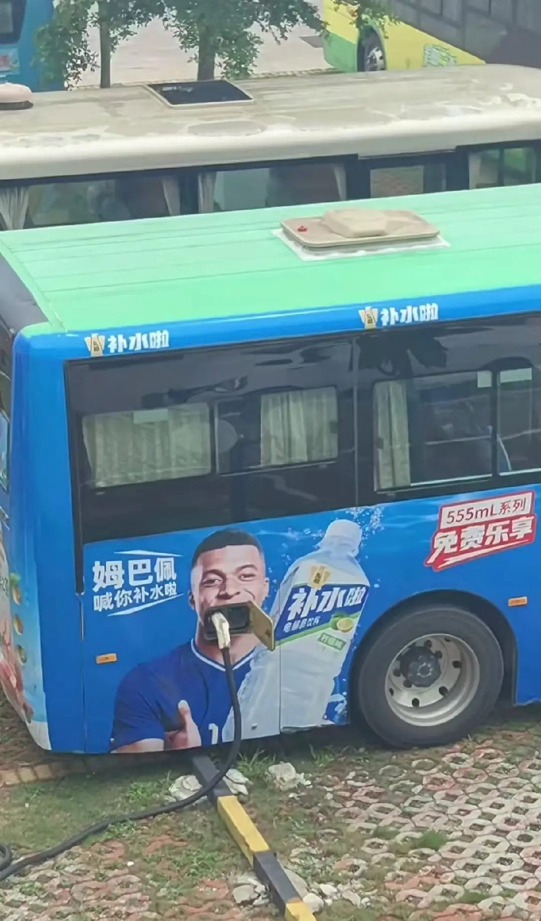 补电啦！国内公交车“在姆巴佩嘴里充电”照片走红网络